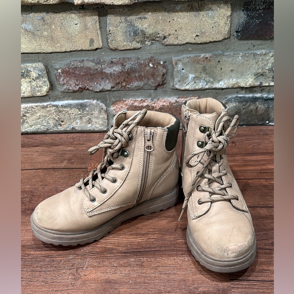 Cat & Jack boots kid size 3Y